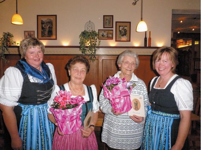 Blumen und Urkunden fr langjhrige Mitgliedschaft (von links): Zweite Vorsitzende Maria Estner, Maria Holzner, Johanna Rudolph und Vorsitzende Stefanie Riedl. Foto hering