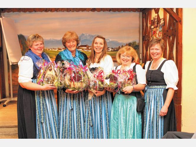 Ehrungen bei der Frauenbewegung Eggsttt: von links Maria Estner, Rosi Patzke, Silvia Kemna, Hannerl Lorenz und Vorsitzende Stephanie Riedl. Foto re