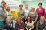 Frauen spenden Flohmarkterls